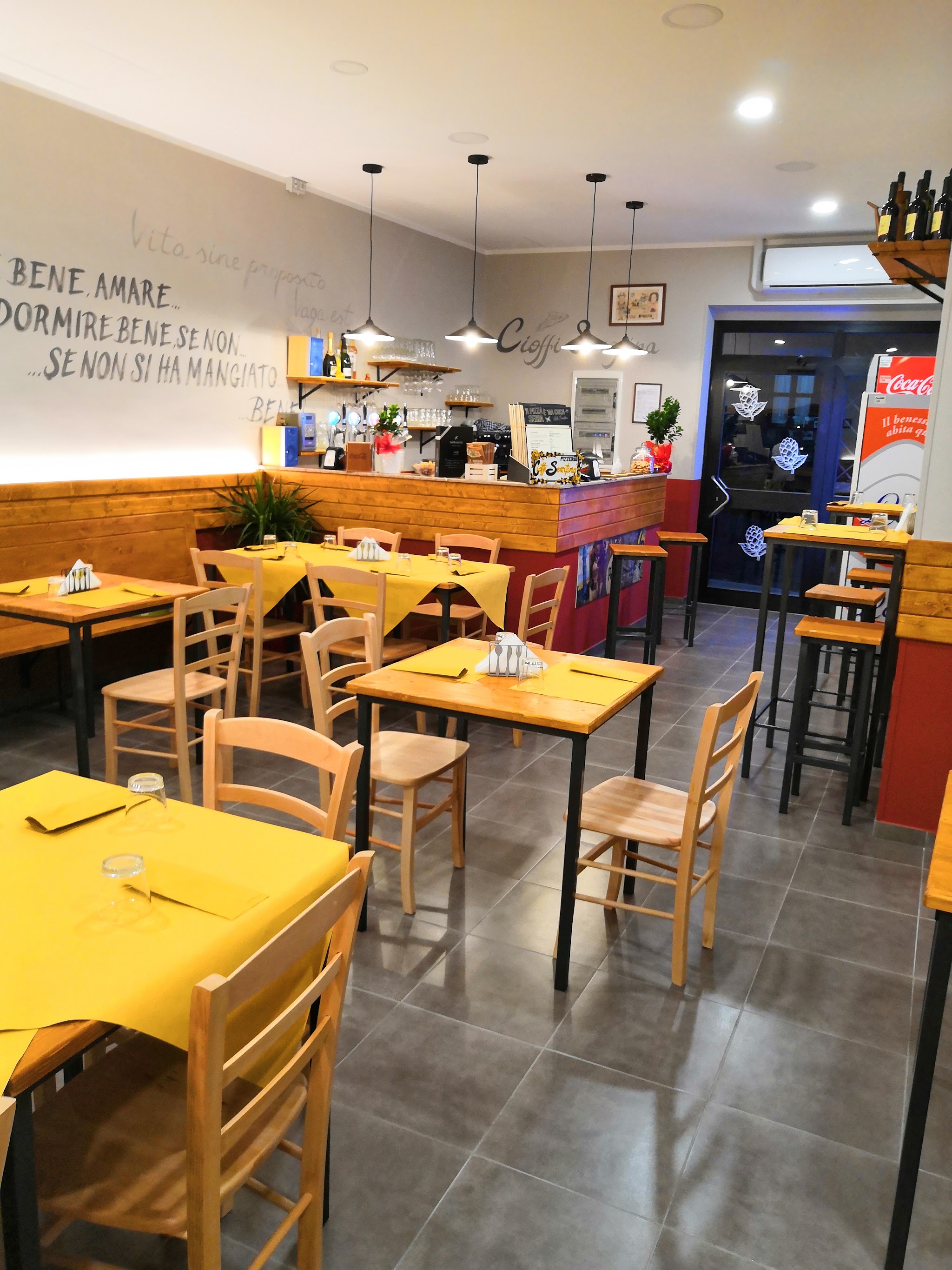 Sala e banco di Pizzeria Serafina