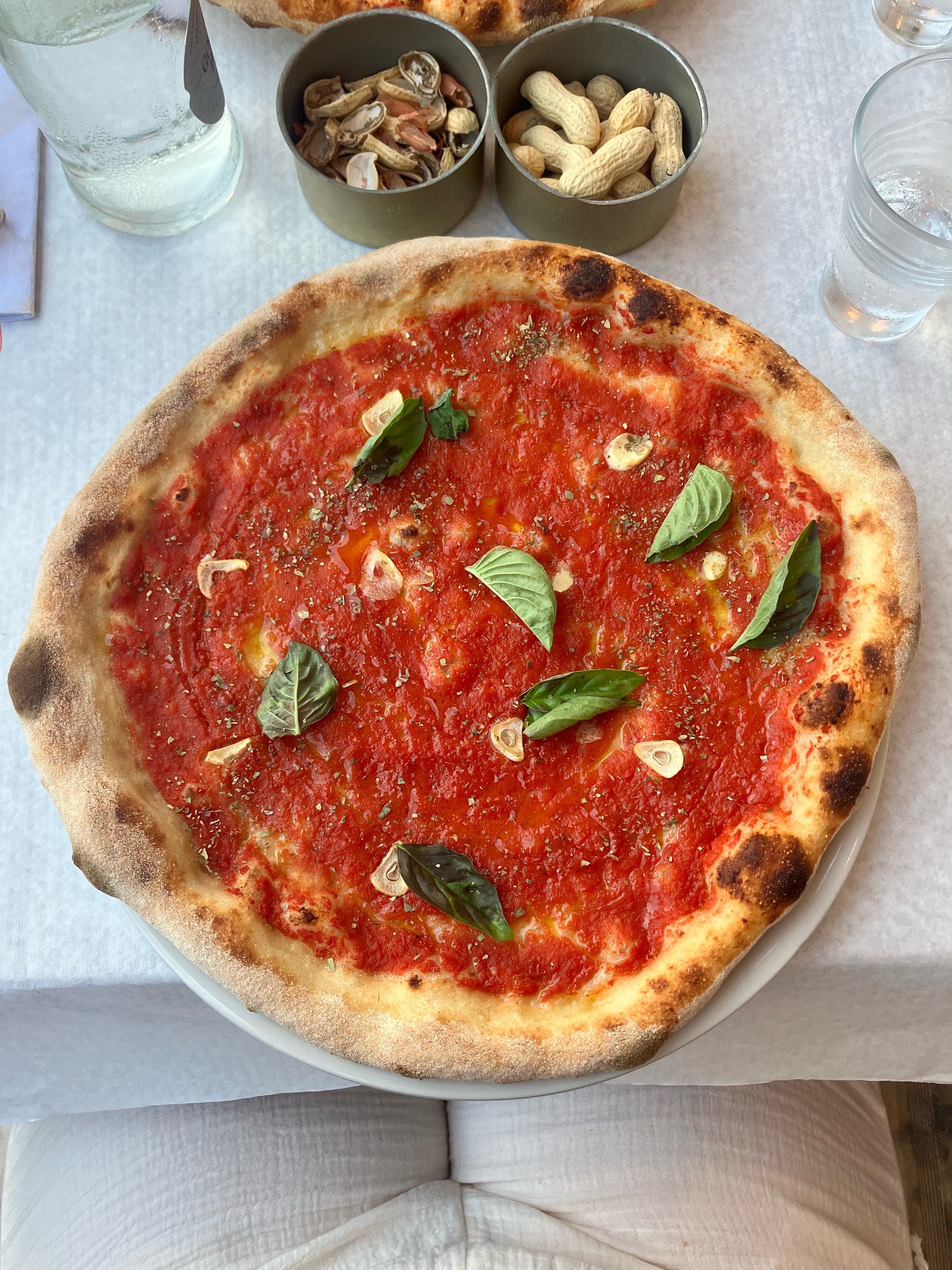 Pizza tonda con pomodoro e basilico