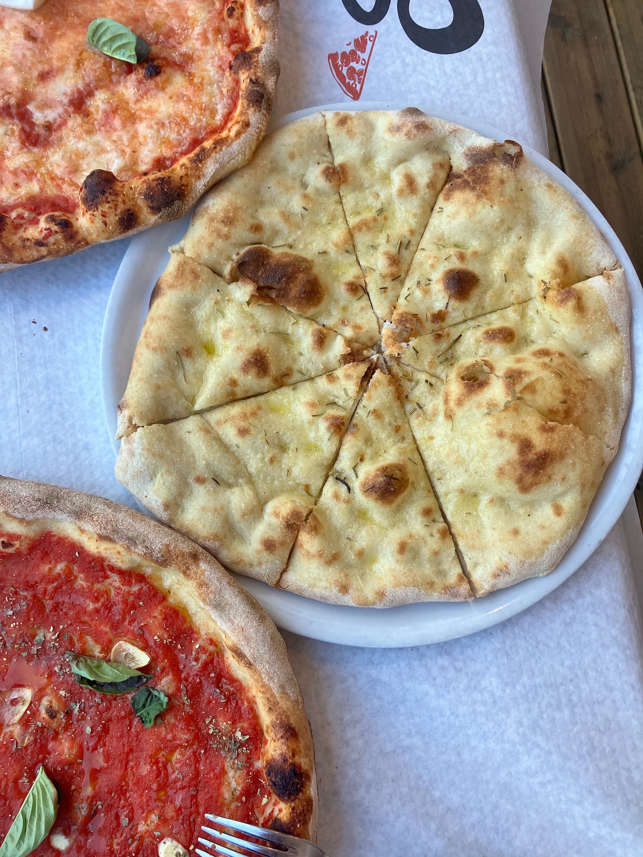 Tavolo con pizze da Pizzeria Serafina