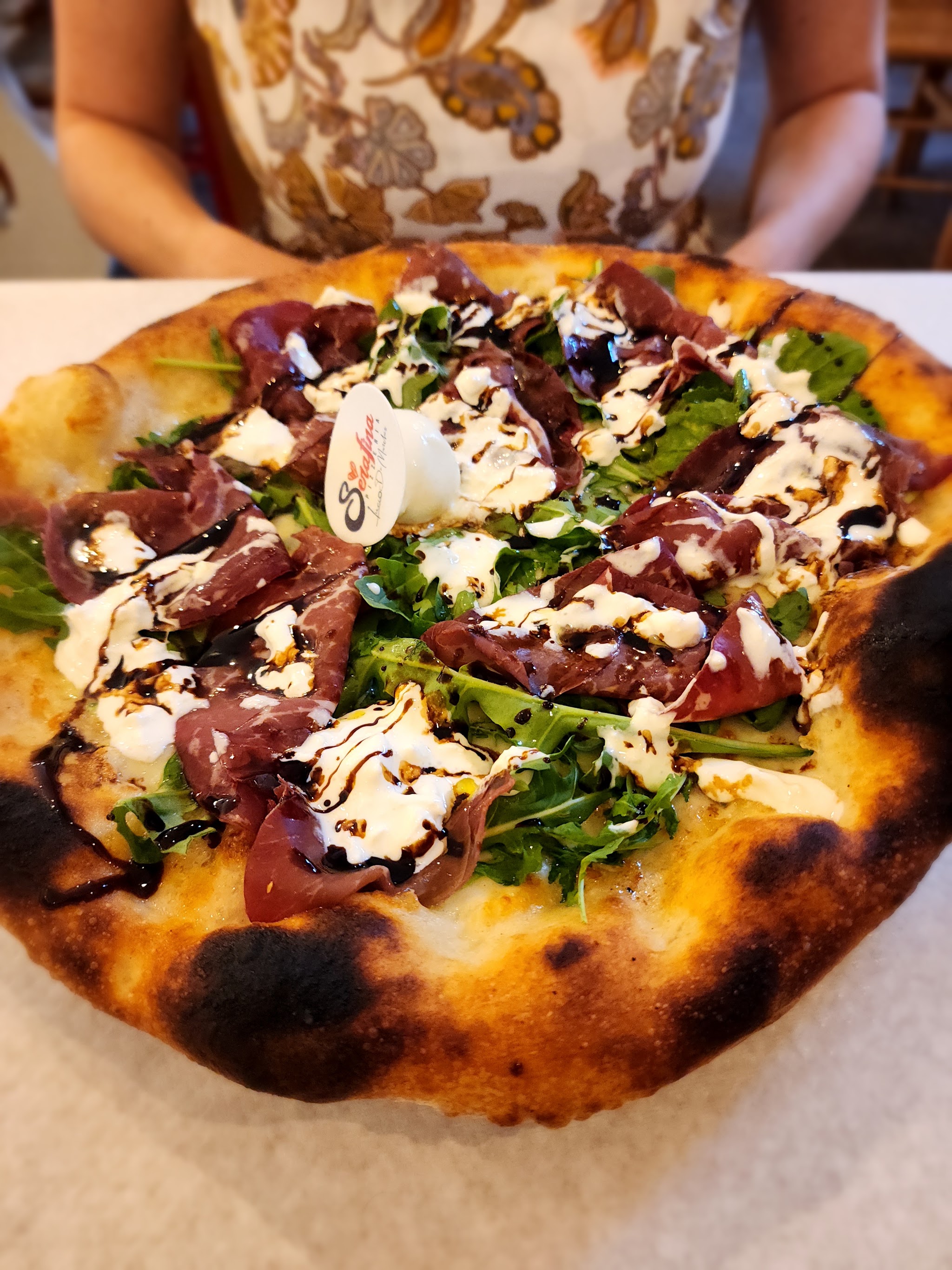 Pizza servita da Pizzeria Serafina